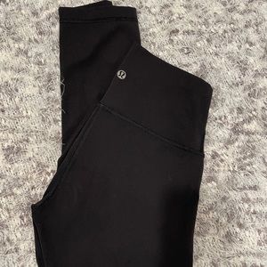 Lululemon 23” leggings w/inner front pocket